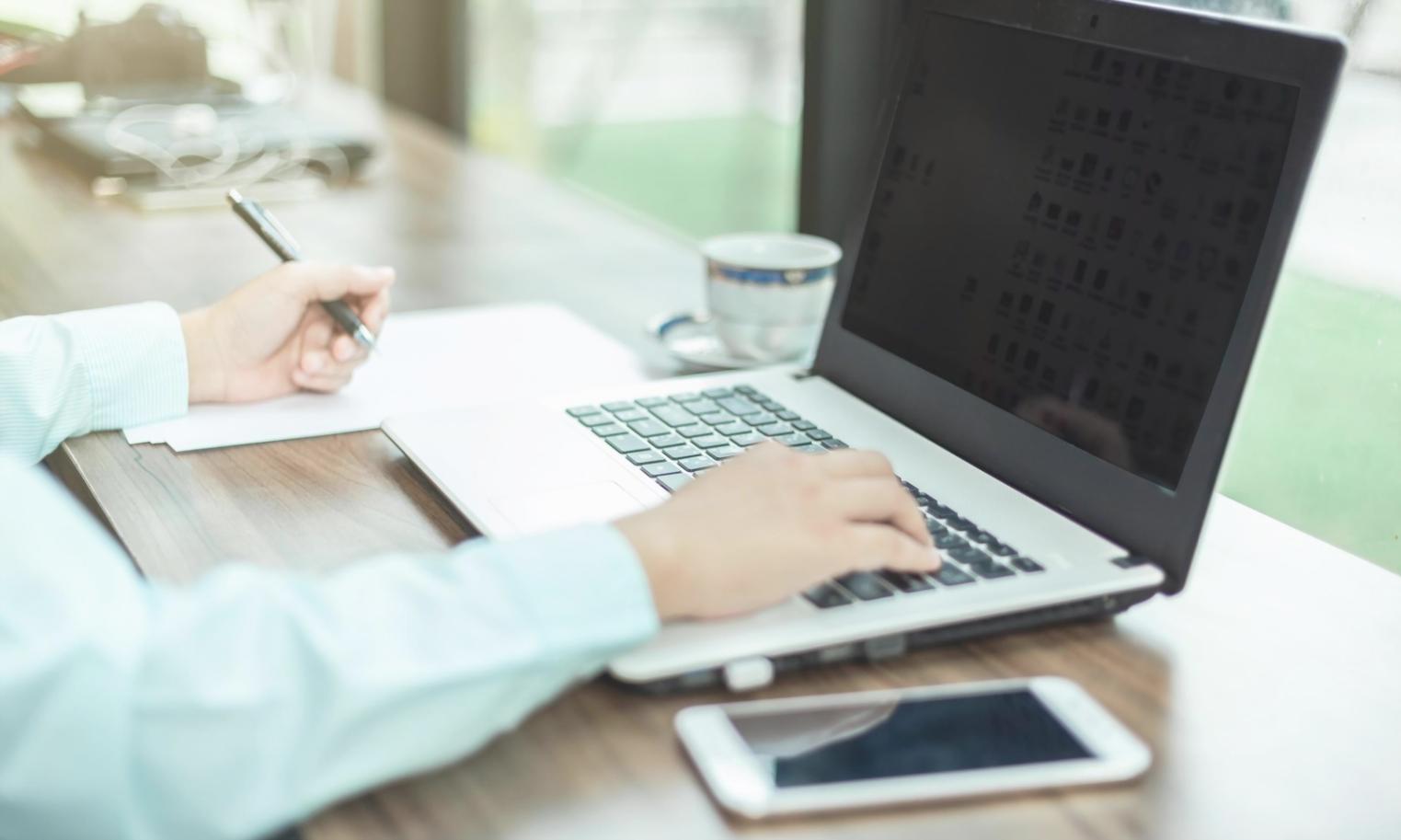 Espace de travail d'un apprenant travaillant sur un projet d'éclairage 3D